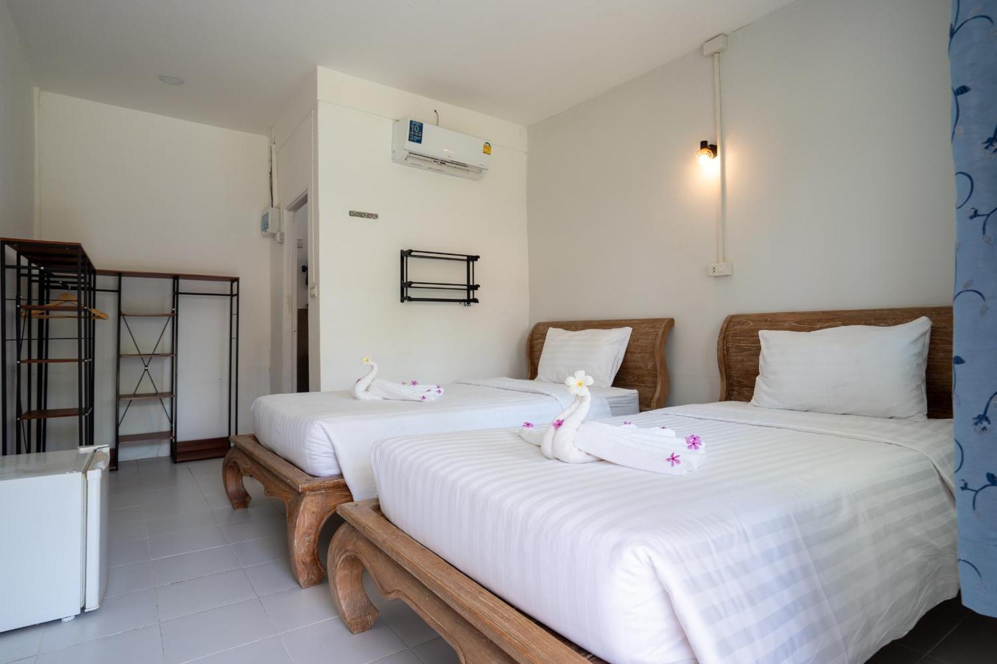 Isara Lanta Beach Resort Koh Lanta Exterior photo