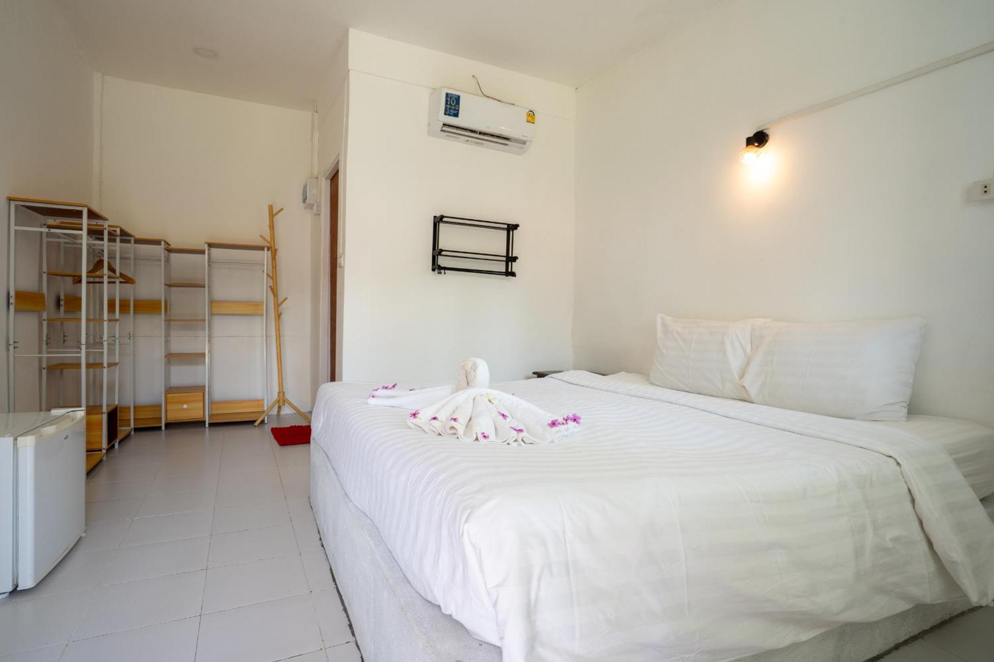 Isara Lanta Beach Resort Koh Lanta Exterior photo