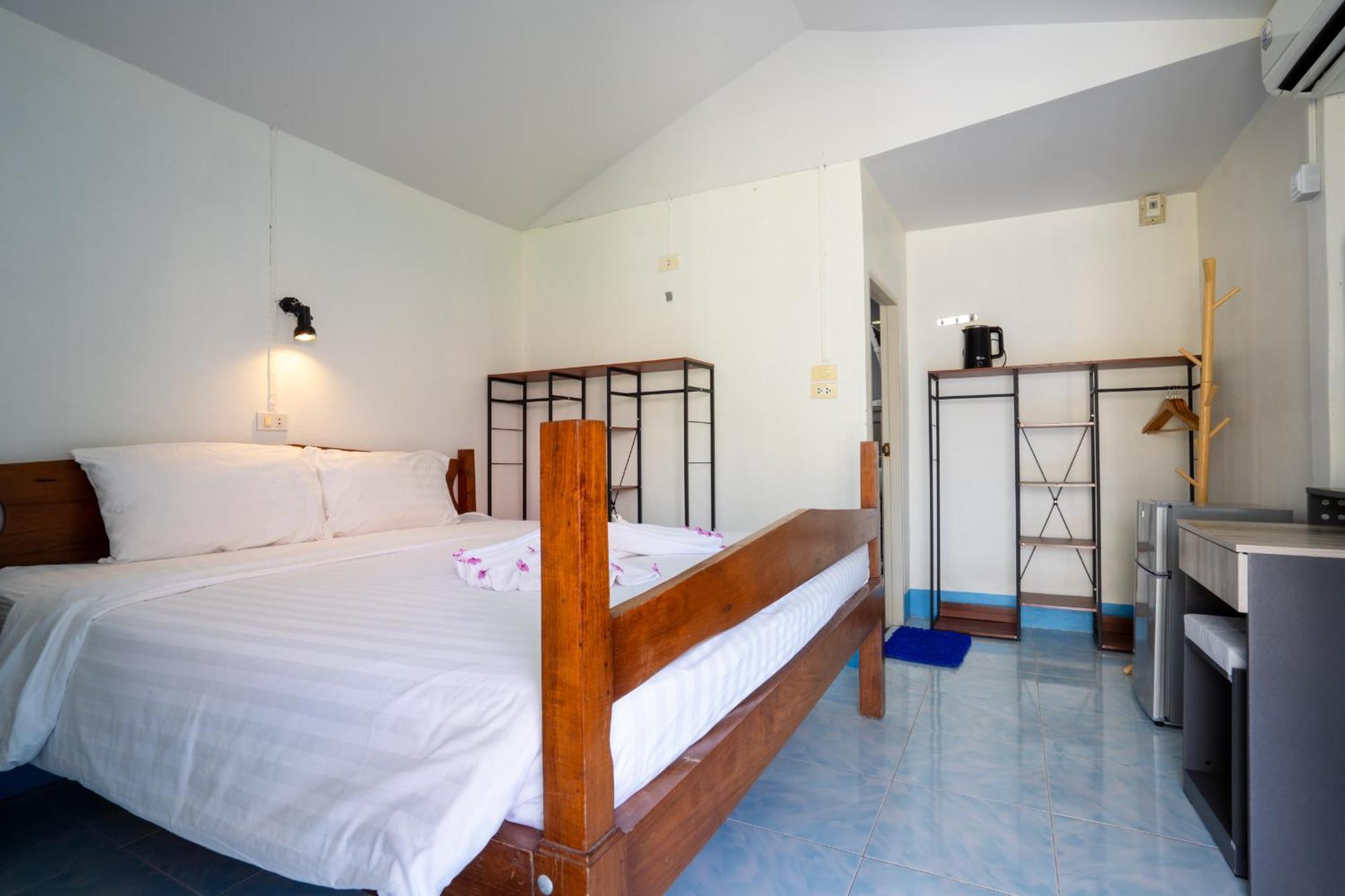 Isara Lanta Beach Resort Koh Lanta Exterior photo