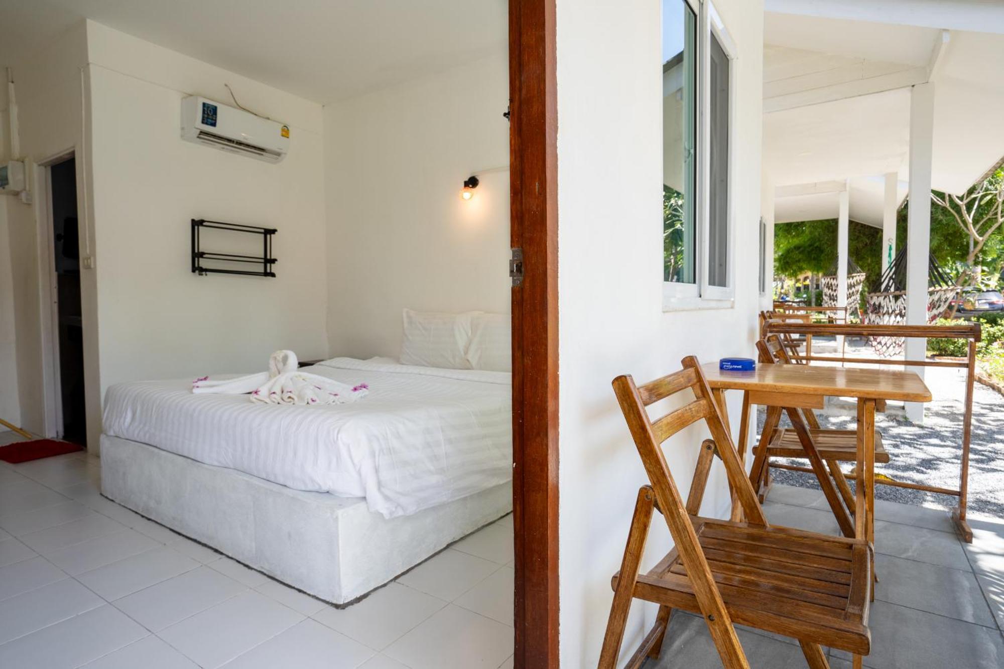Isara Lanta Beach Resort Koh Lanta Exterior photo