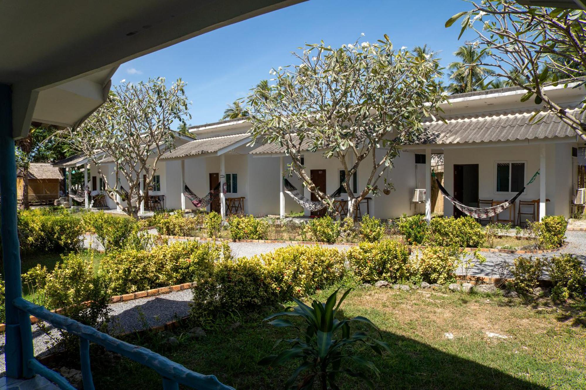 Isara Lanta Beach Resort Koh Lanta Exterior photo