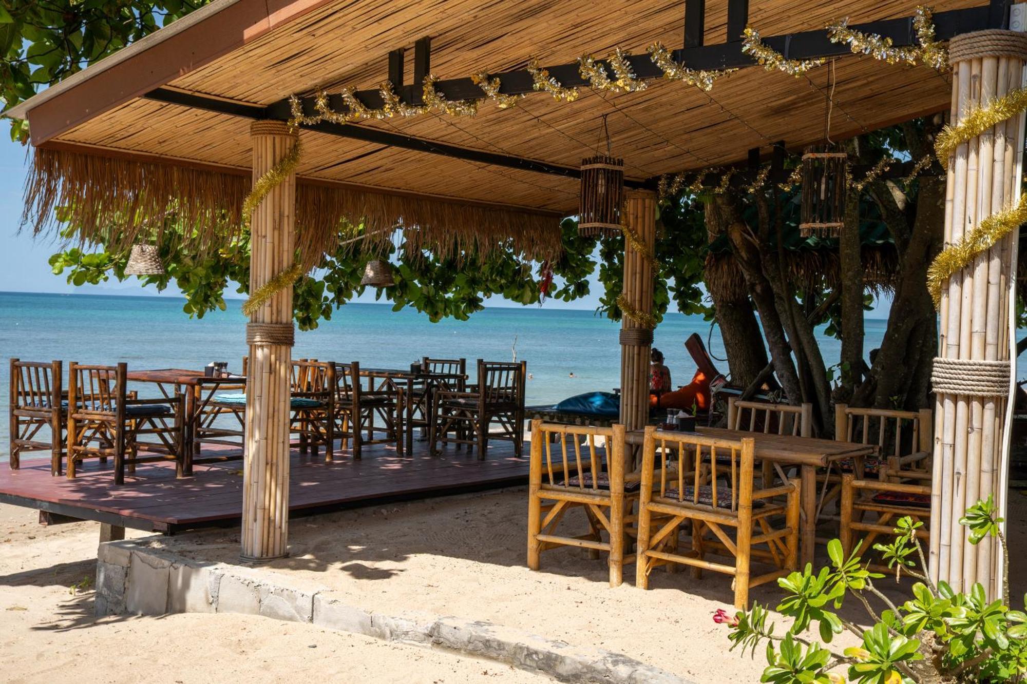 Isara Lanta Beach Resort Koh Lanta Exterior photo