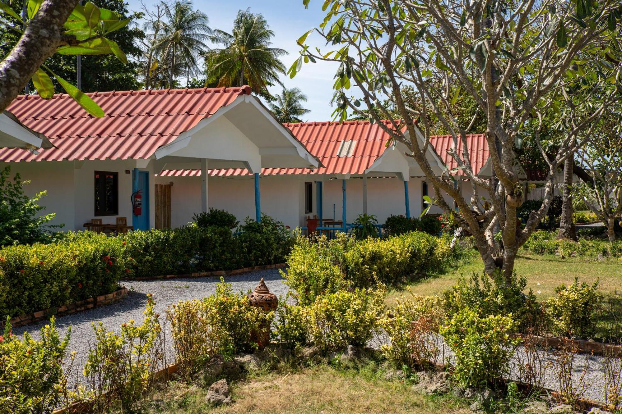 Isara Lanta Beach Resort Koh Lanta Exterior photo