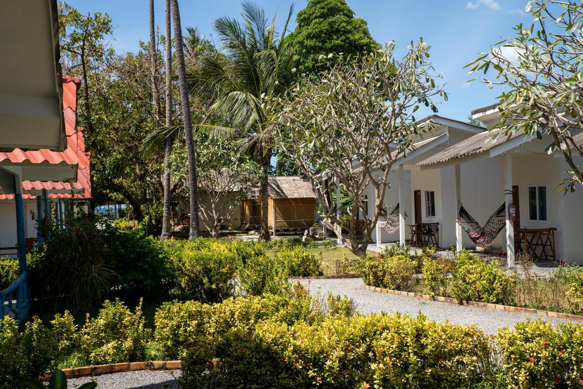 Isara Lanta Beach Resort Koh Lanta Exterior photo