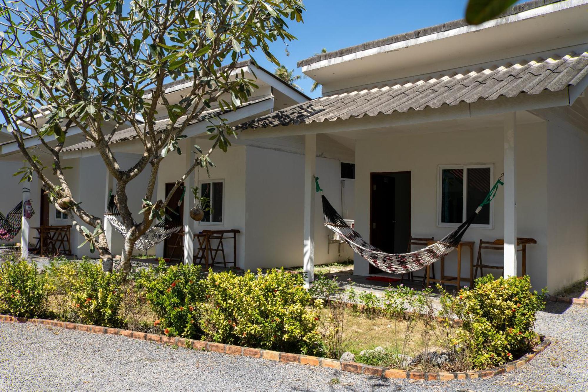 Isara Lanta Beach Resort Koh Lanta Exterior photo